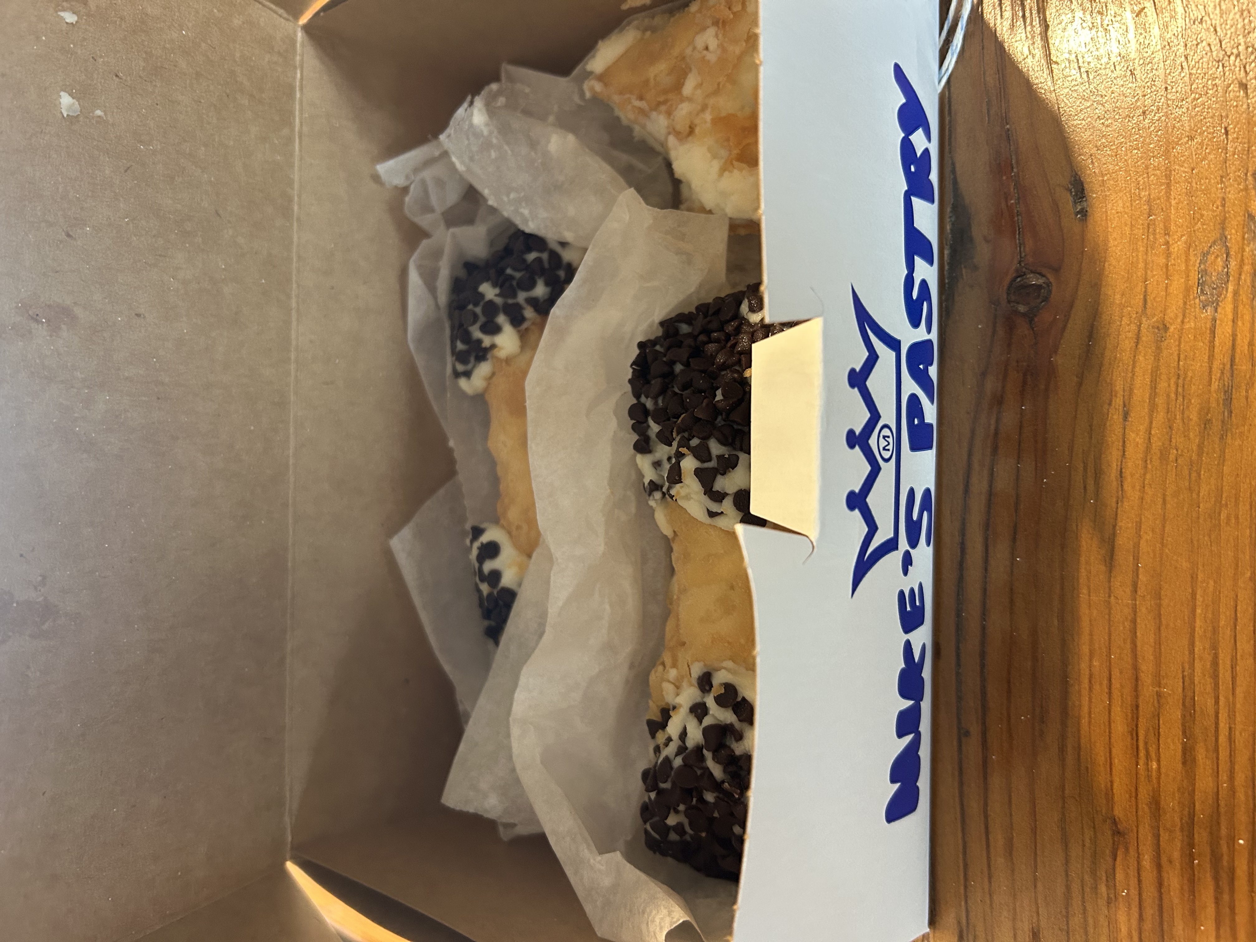 Mike's Pastries box